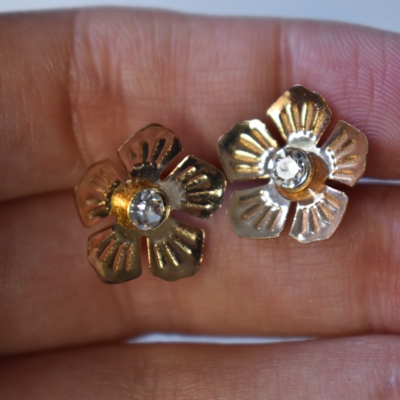 Add-On: Dainty Golden Flower Earrings - Picture 2 of 4